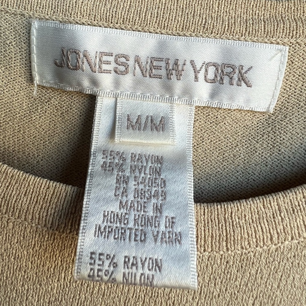 Jones New York size M gorgeous floral short sleeve top in neutral‎ colors - Picture 6 of 7